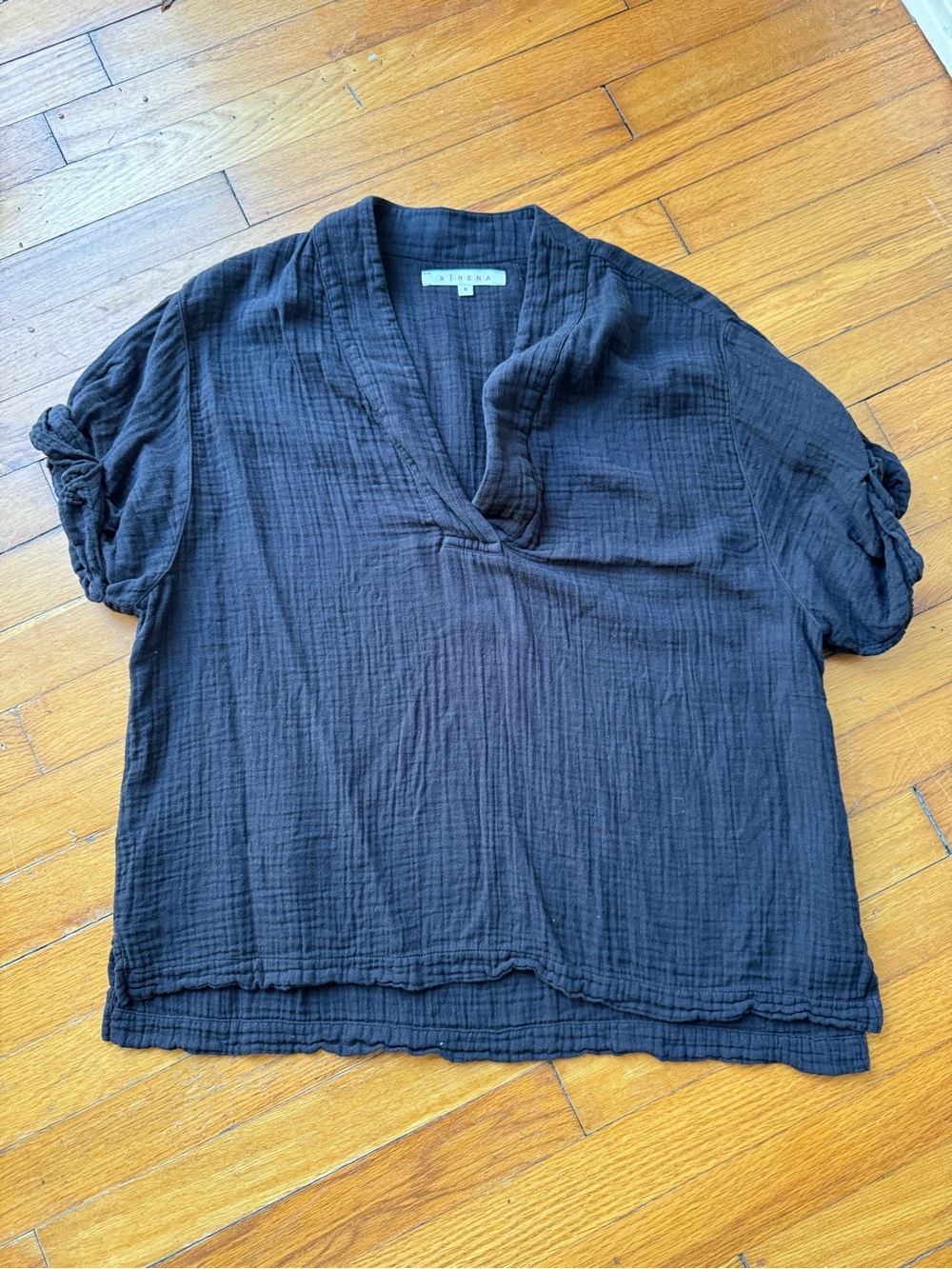 XiRENA Black Gauze V-Neck Short Sleeve Blouse